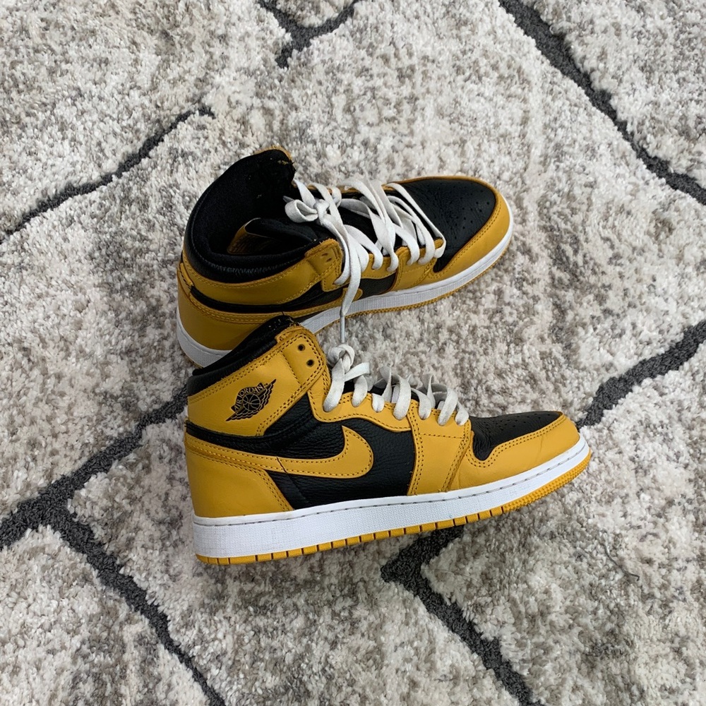 Air Jordan (GS) Retro High OG Sneakers Black and Yellow